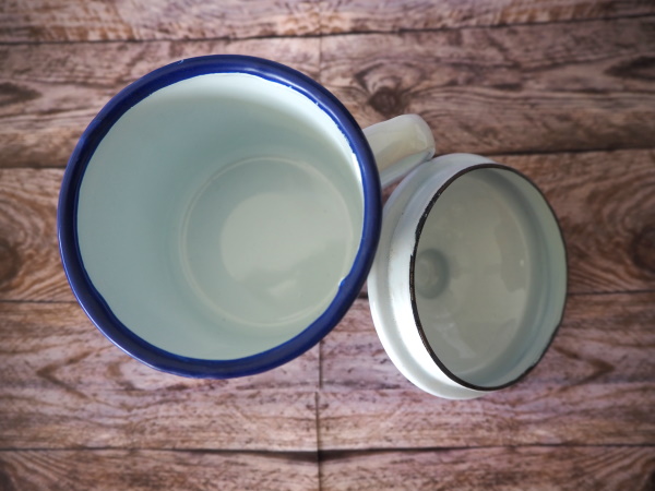 Enamel steel mug with lid for sublimation - white with a navy blue rim