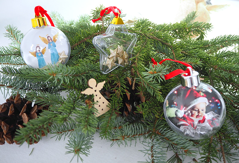 Photo Christmas bauble with red ribbon and gold cap - star