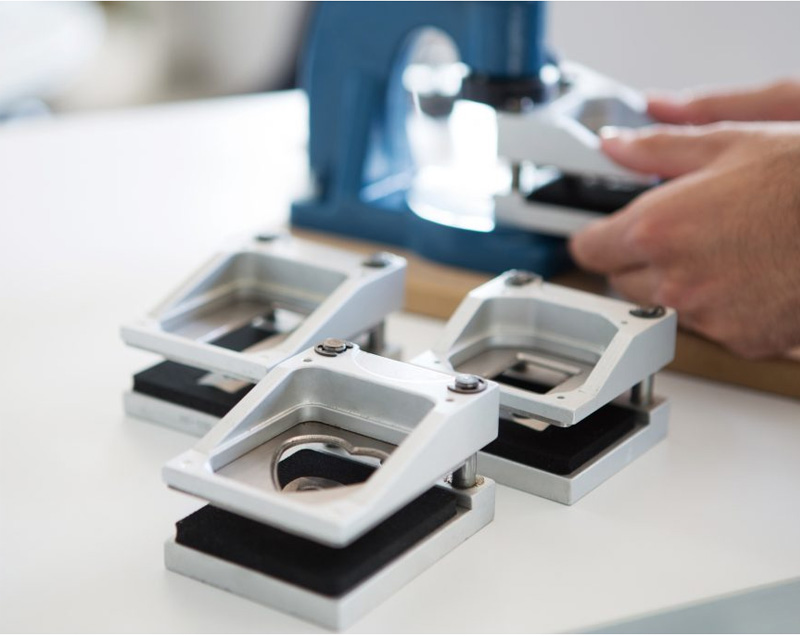 Keychain machine with die and crimper