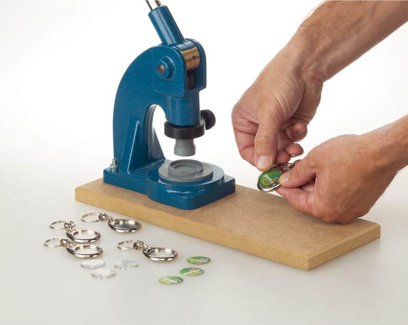 Keychain machine with die and crimper