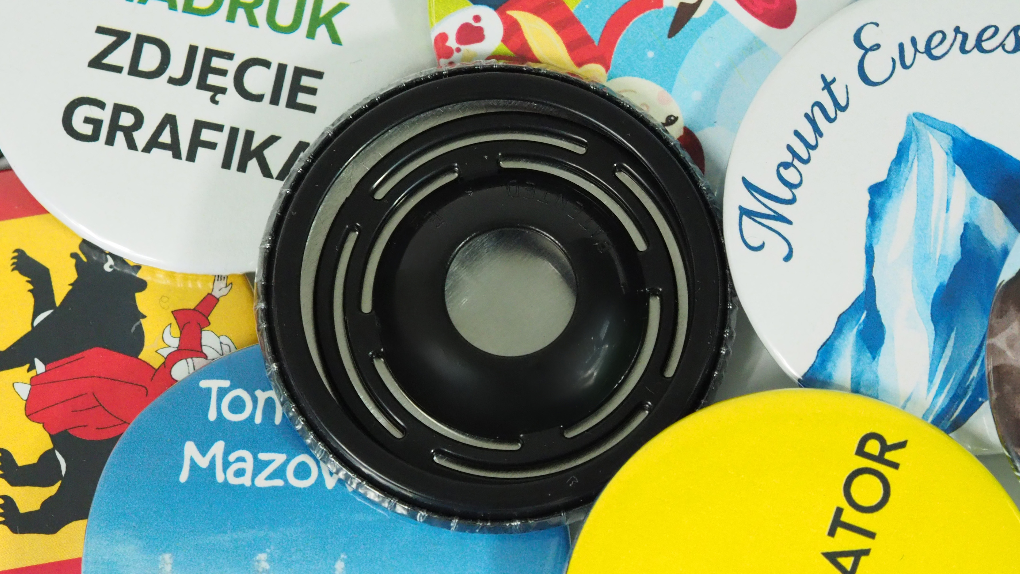Elements for making badges with a secure clasp