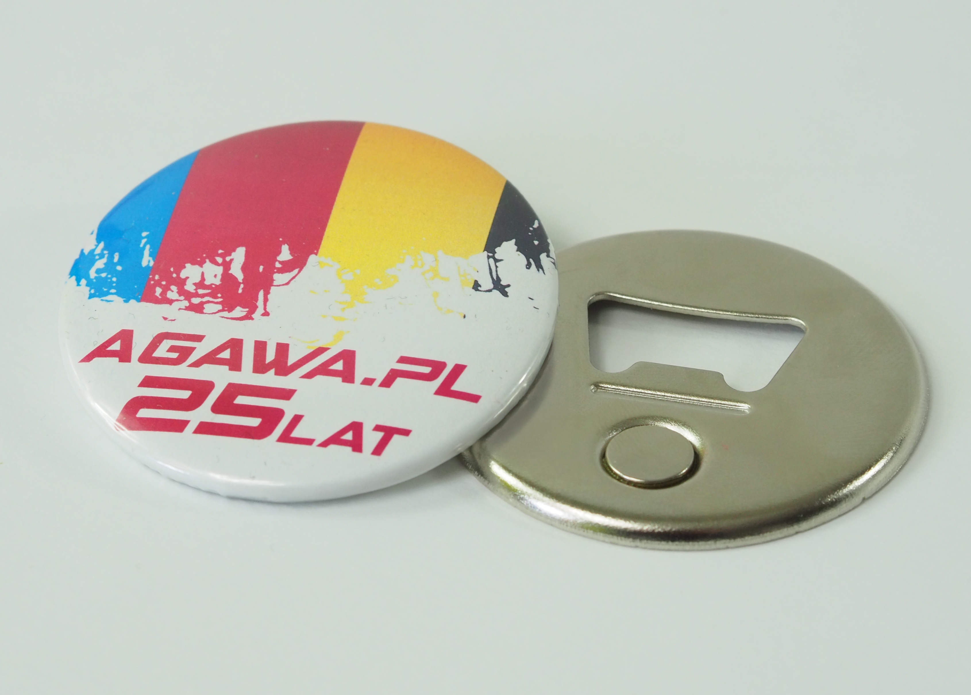 Elements for making pin badges with a magnetic opener