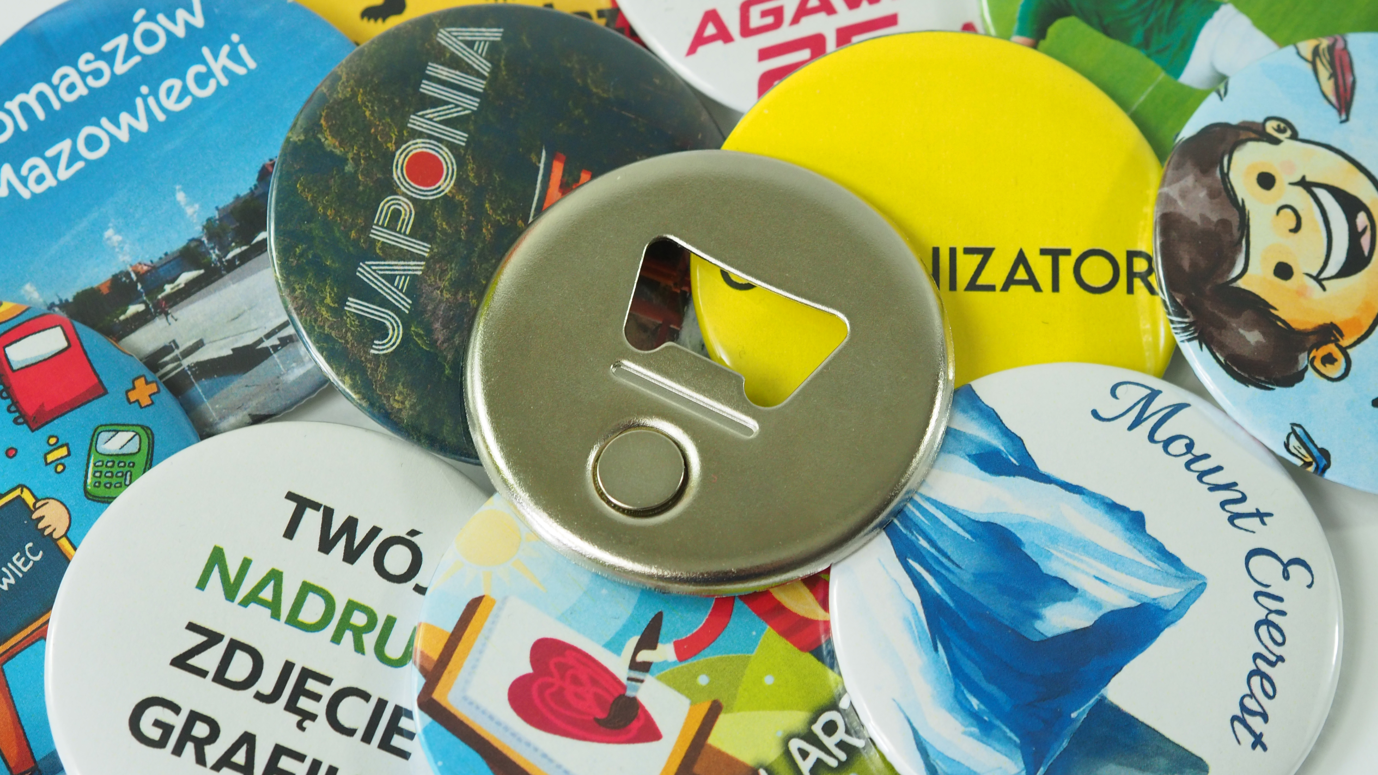 Elements for making pin badges with a magnetic opener
